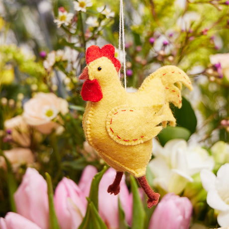 Artisan-crafted rooster ornament in yellow wool, ideal gift or décor for Easter and spring celebrations.