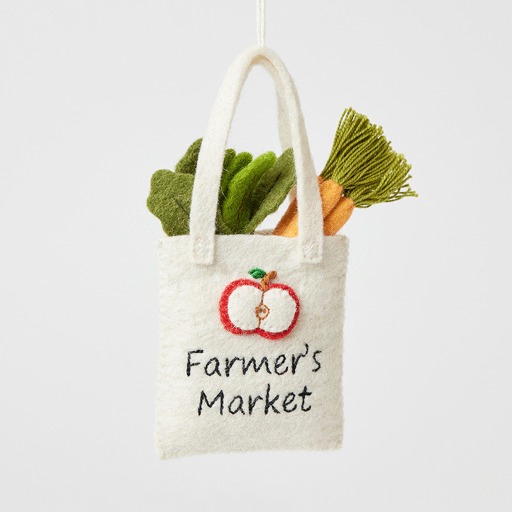 Wholesome wool ornament of market tote with carrots and greens – perfect for gardeners, chefs, or seasonal decor.