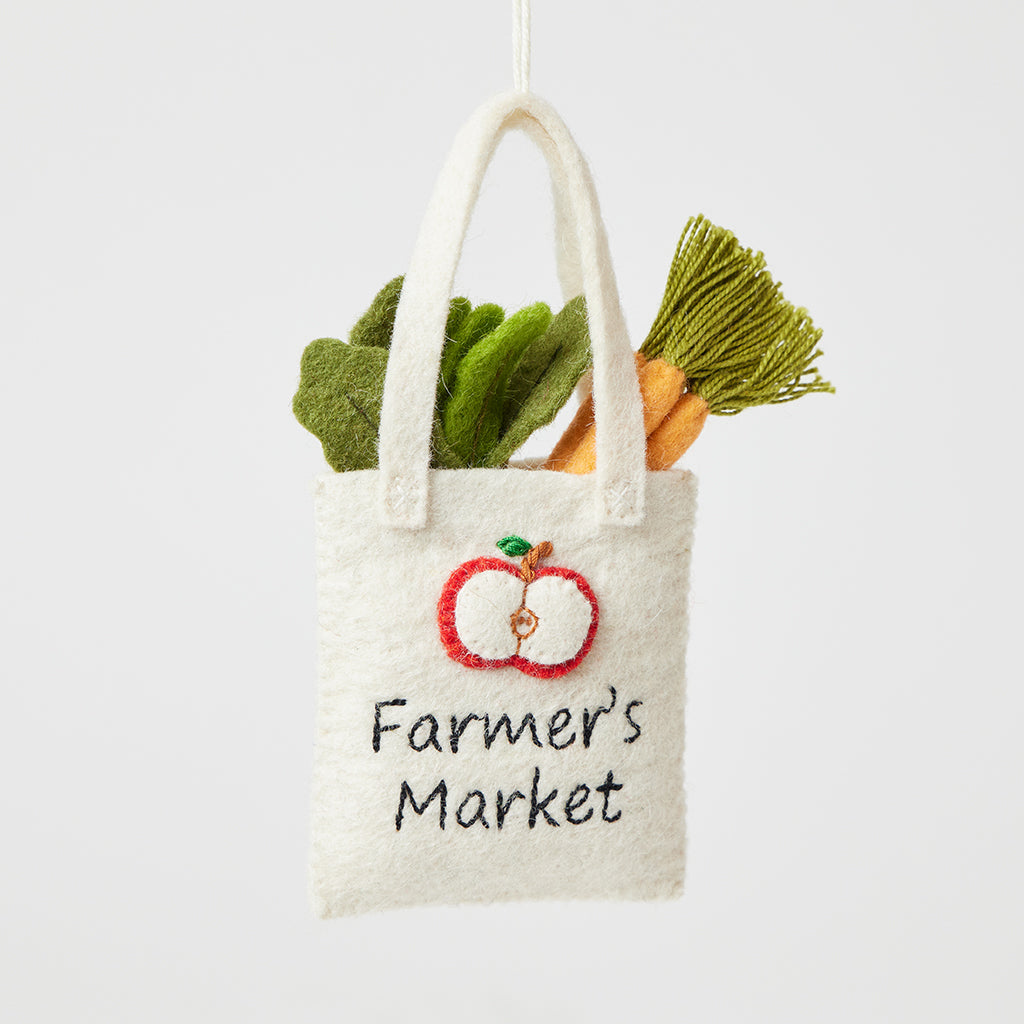 Mini felt market tote with vegetables – artisan wool ornament perfect for food lovers and garden-inspired gifting.