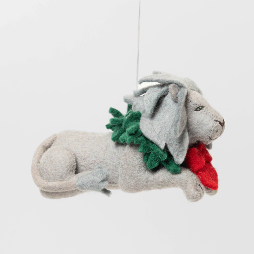 Handmade felt ornament of a regal lion statue adorned with a festive holiday wreath, inspired by the iconic lions outside the New York Public Library. Crafted from merino-blended wool, this ornament captures the spirit of NYC, literary tradition, and holiday cheer. A thoughtful gift for book lovers, librarians, and New York enthusiasts, perfect for trees, bookshelves, or desks. Ready to hang with a string attached. GIF 360 degree view