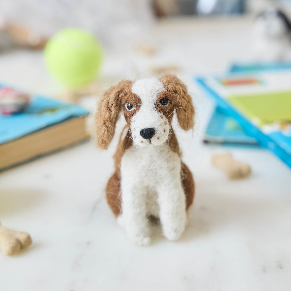 犬のゴルフ　アランボネック Hand-Felted Brown & White Cavalier King Charles Spaniel Pet