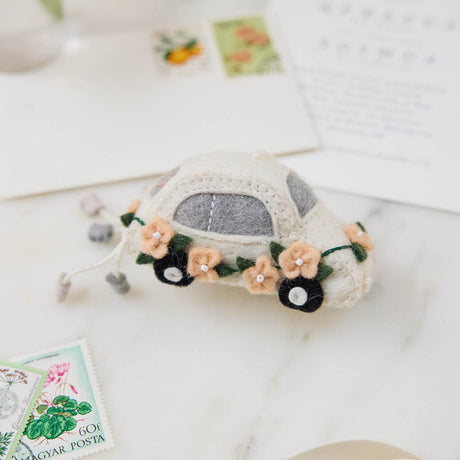 “Just Married” wedding car ornament—perfect for newlyweds, bridal showers, and romantic holiday décor.