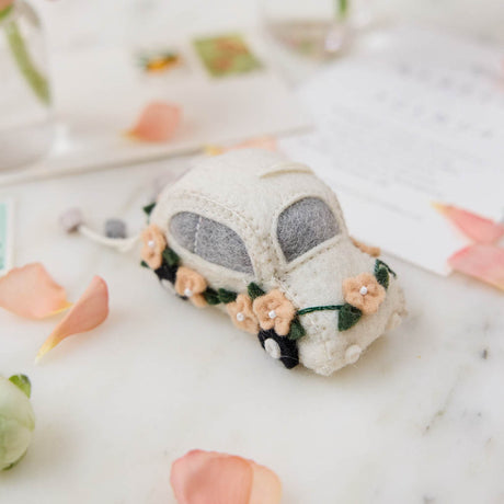 Vintage “Just Married” wedding car ornament—perfect for newlyweds, bridal showers, and romantic holiday décor.