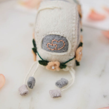 “Just Married” wedding car ornament—perfect for newlyweds, bridal showers, and romantic holiday décor.