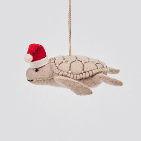 Handmade felt Santa Neutral Sea Turtle ornament from Craftspring rotating to show front, side, and back views—featuring intricate beaded and embroidered details and a red Santa hat, ethically crafted by artisans using sustainable wool.